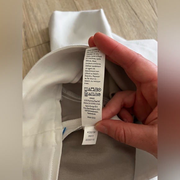 NWT Spanx Women’s On-The-Go 6” Shorts White - Size 1X - Picture 6 of 9